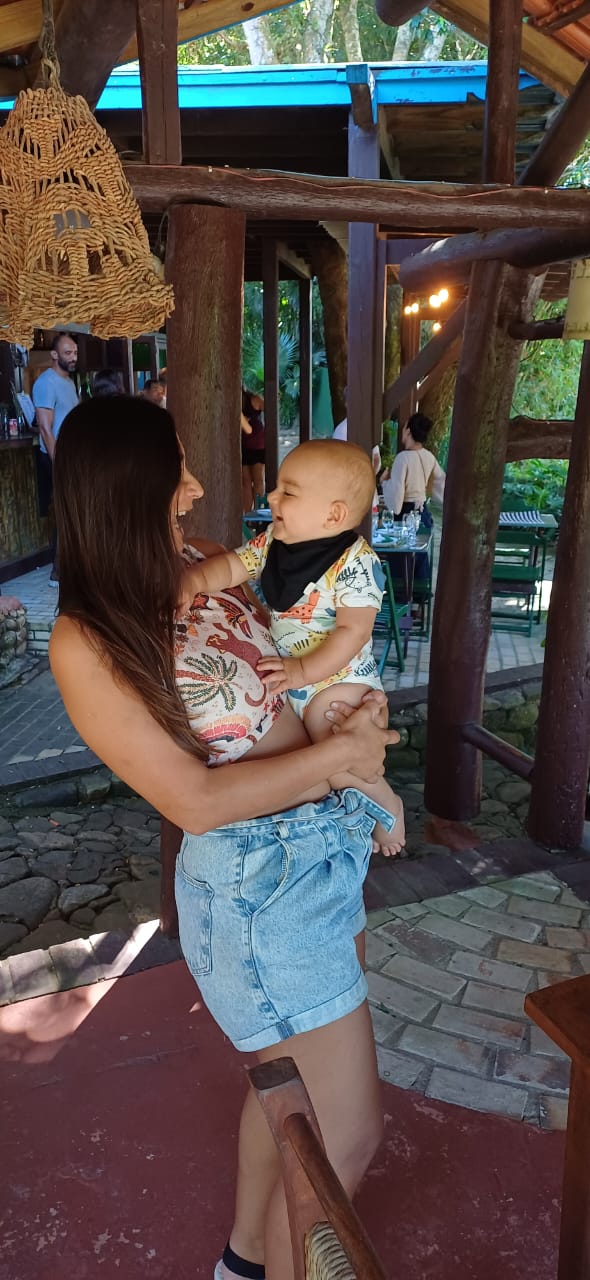 Bruna segurando seu bebê