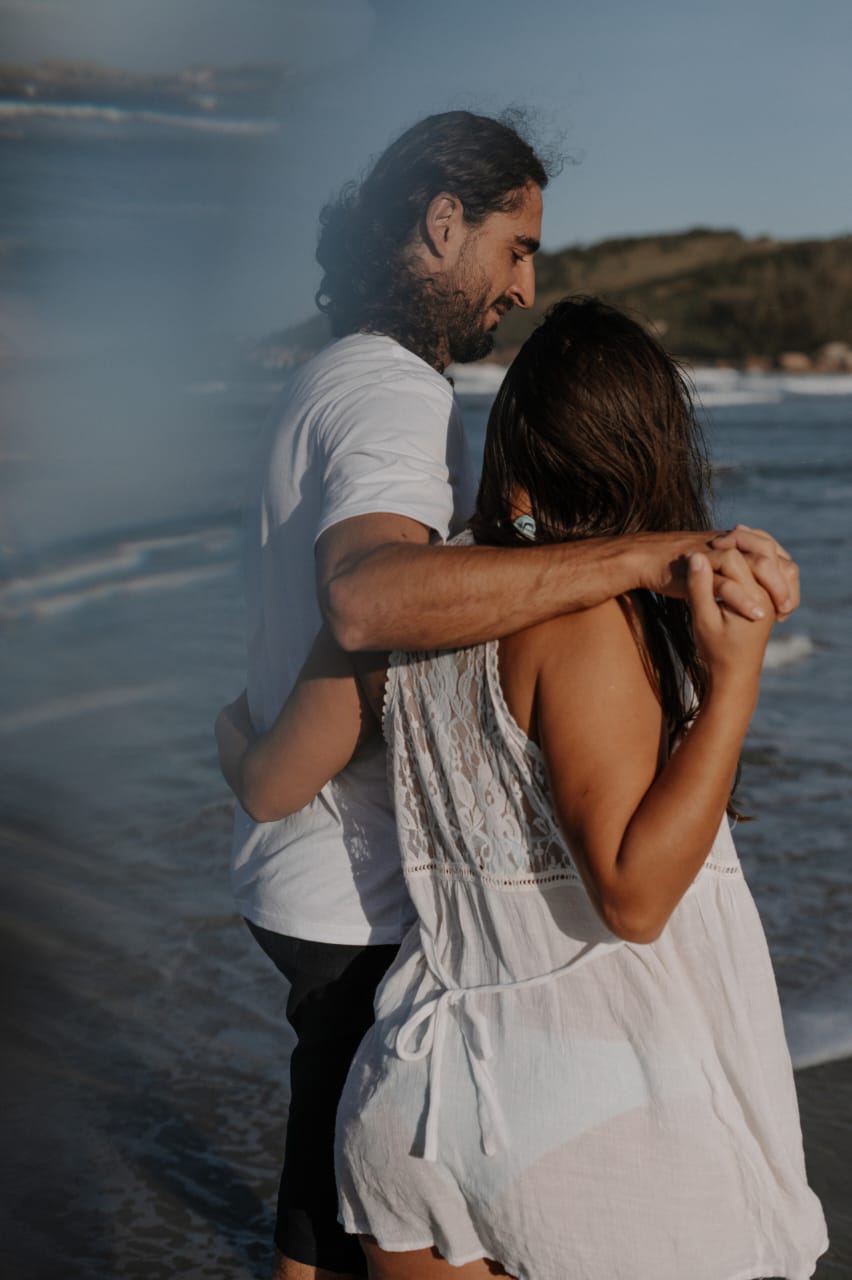 Bruna com seu companheiro à beira-mar