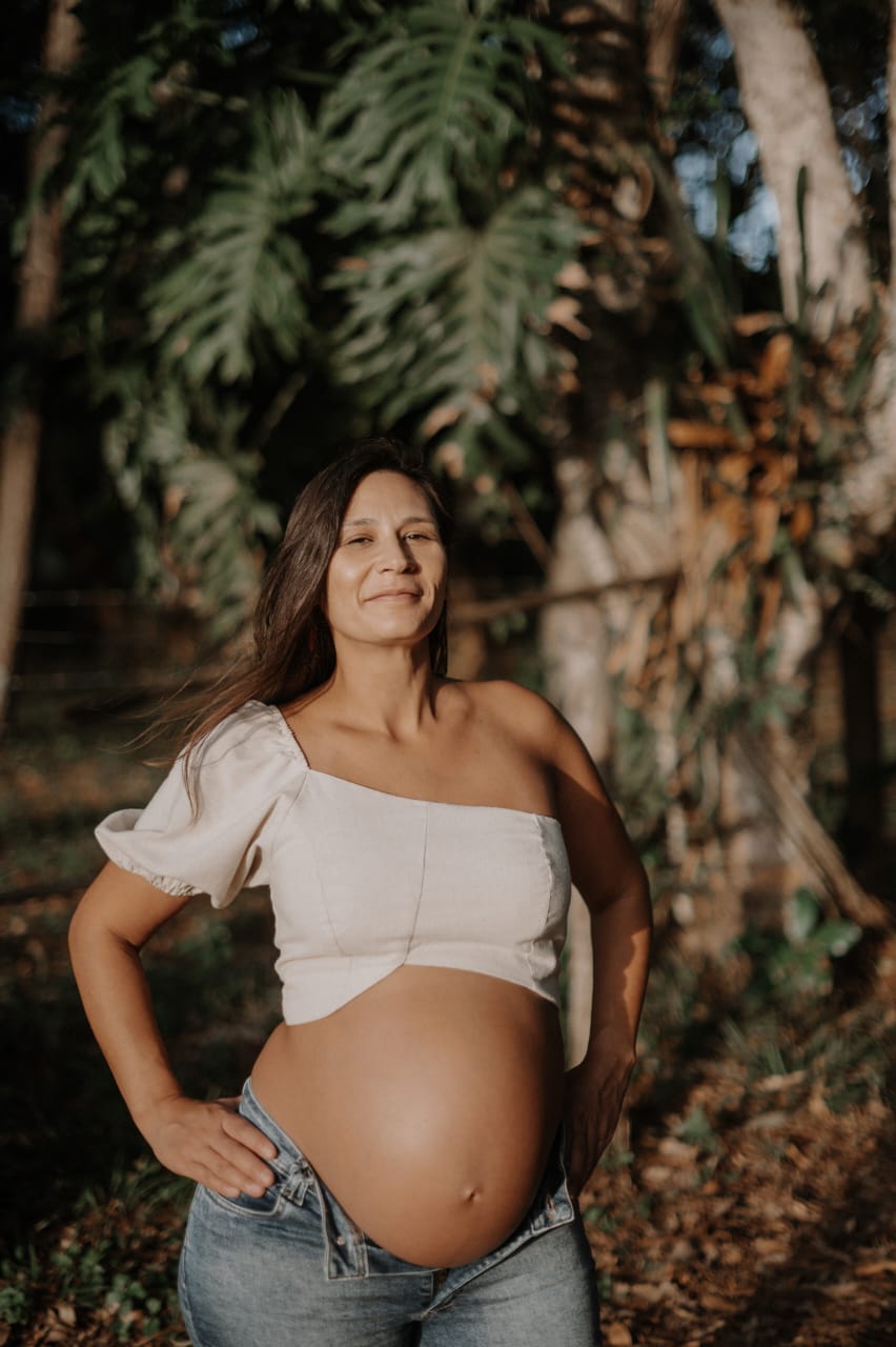 Bruna durante a gestação em meio à natureza