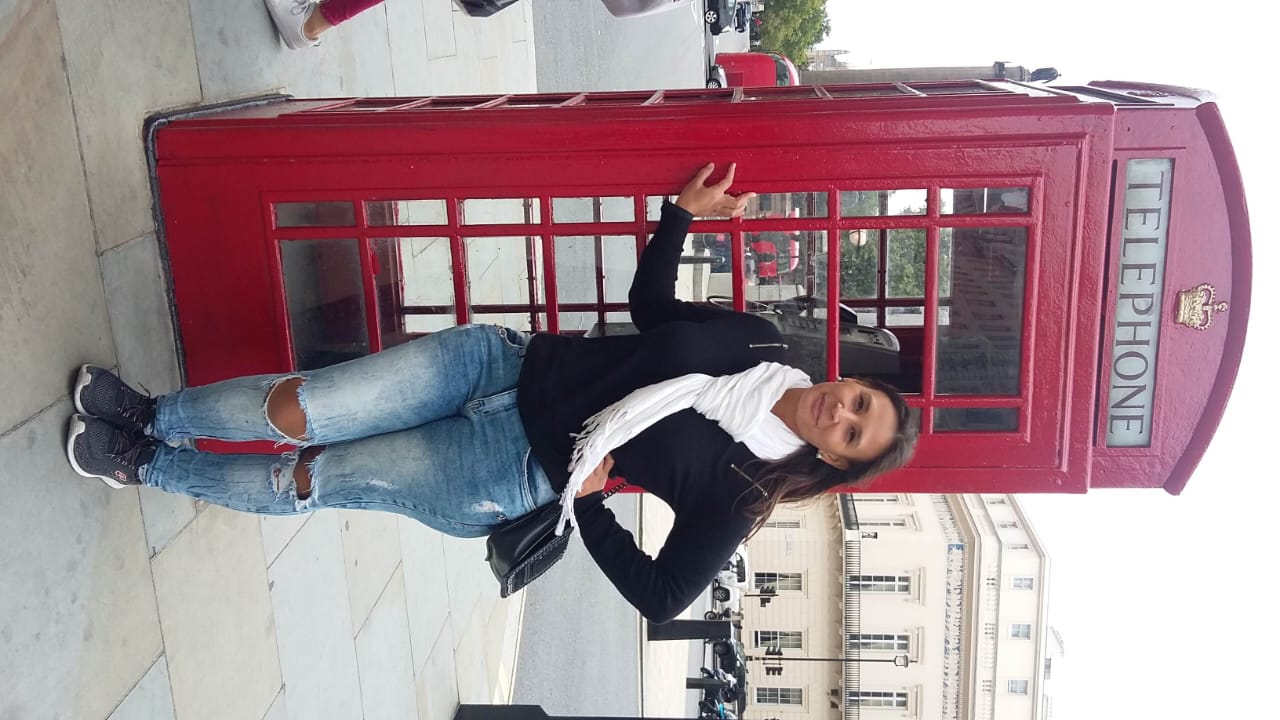 Bruna junto a uma cabine telefônica em Londres