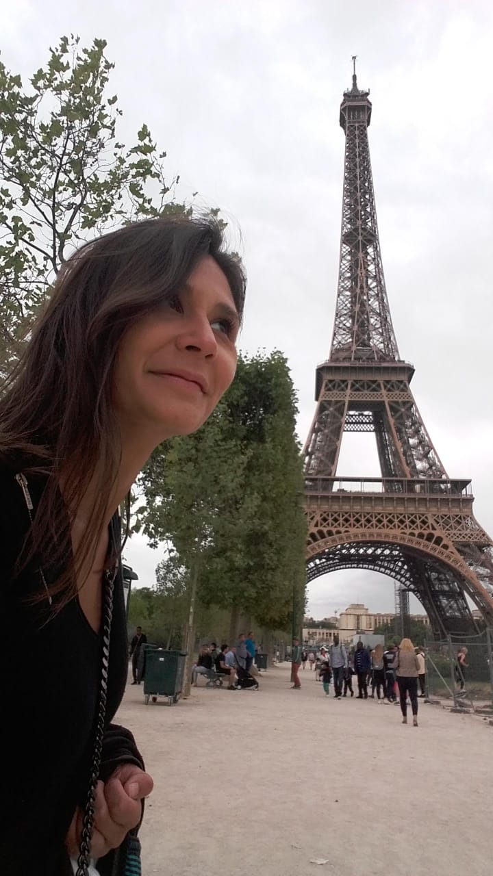 Bruna diante da Torre Eiffel